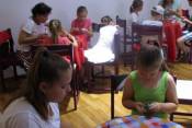 Kézműves foglalkozás a gyermekkönyvtárban:  zseníliadrót-teknős készítése 03