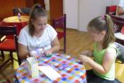 Kézműves foglalkozás a gyermekkönyvtárban:  zseníliadrót-teknős készítése 02